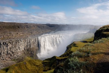 Dettifoss şelalesi manzarası, İzlanda 'daki etkileyici Jokulsargljufur kanyonundaki güçlü su akışı. Doğal merak konsepti.