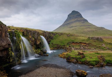 Kirkjufell, bir kilise dağı, İzlanda 'nın en çok fotoğraflanan dağıdır, eşsiz bir şekli ve fantastik manzarası vardır.