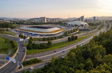 Slovenya, Ljubljana 'daki futbol stadyumu, havadan çekim. Eğlence parkı manzarası konsepti.