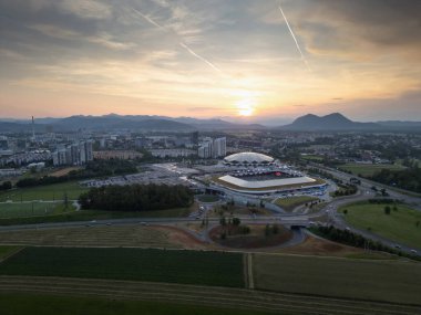 Ljubljana Stozice, Slovenya - 19 Haziran 2023: Günbatımında futbol stadyumu ve arenasının insansız hava aracı panoraması. Hava görünümü