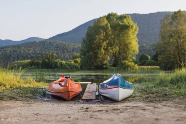 Gölde iki boş kano, yeşil doğal ortam. Kano konsepti.