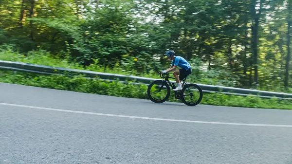 Mavi elbiseli bir yarışa katılan erkek profesyonel yol bisikletçisi.
