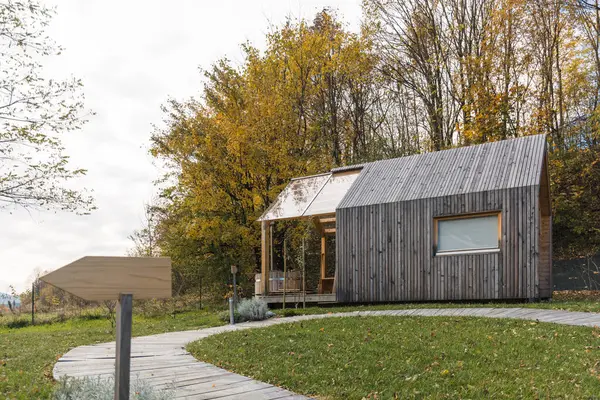 Eşsiz ahşap kulübeleriyle glamping parkı, teraslarda jakuziler çevredeki fantastik manzaralara tepeden bakan panoramik küvetler..