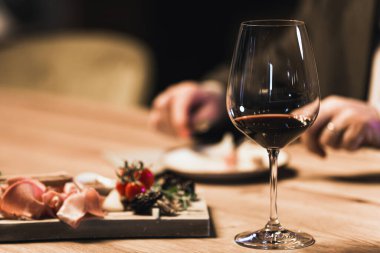 İnsanlar şarap içip şarap mahzeninde et yiyorlar..