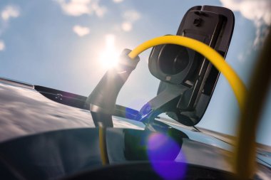 Elektrikli araba için EV şarj istasyonu. Yeşil, yenilenebilir ve sürdürülebilir enerji.