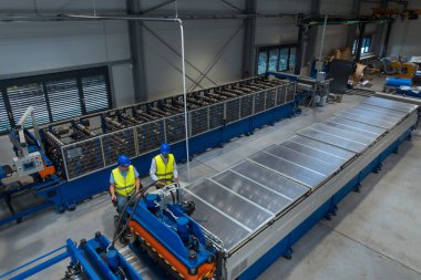 Mühendis takımı, Afro-Amerikan adam ve el ile kontrol edilemeyen bir fabrika makinası..