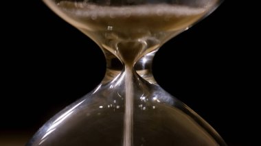 Kum saatinin akışı ve kum saati bir kum saatinde tükenmesi, aşırı yakın çekim. Zaman eksikliği kavramı.