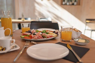 Güzel doğayla çevrili Glamping Otel restoranında kahvaltı..