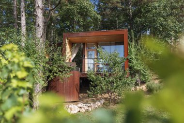 Etrafı Lush Ormanı ile çevrili Tatil Köyündeki Ahşap Kulübe.