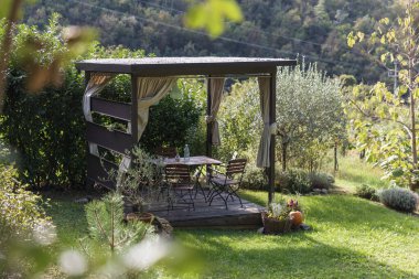 Etrafı Lush Ormanı ile çevrili Tatil Köyündeki Ahşap Kulübe.