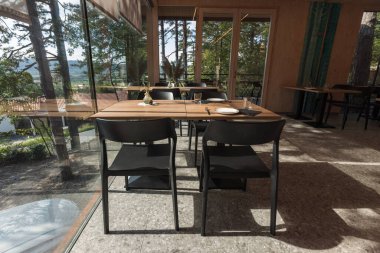 Ormanda restoranı olan bir baraka..