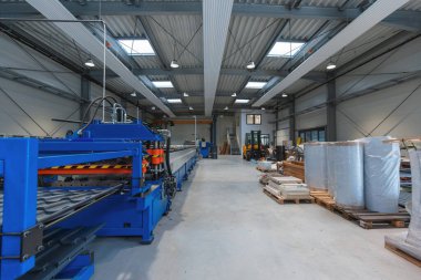 Son teknoloji ürünü üretim tesisi, otomatik metal şekillendirme makineleri, havadan çekim. Üretim süreçlerinin modernizasyonu kavramı.