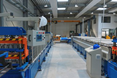 Tam otomatik metal şekillendirme makineleri olan modern endüstriyel üretim sistemleri. Üretim konseptinde otomasyon.