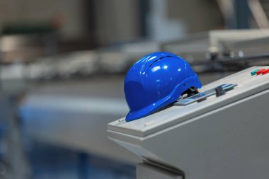 Otomatik üretim sistemlerinde kasklı boş endüstriyel makineler. Metal endüstrisi ve teknoloji konsepti.