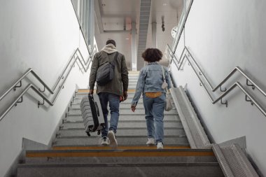 Genç Afro-Amerikalı çift metro istasyonundan çıkarken bir seyahat yerine varıyorlar. Gezgin yaşam tarzı konsepti.