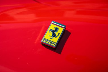 Slovenya, Ljubljana - 11 Eylül 2024: Kırmızı Ferrari SF90 lüks spor araba anahtarı