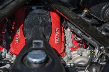 Slovenya, Ljubljana - 11 Eylül 2024: Kırmızı Ferrari SF90 lüks spor otomobil motoru