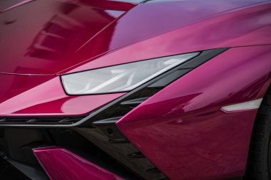 Slovenya, Ljubljana - 24 Mayıs 2024: Mor Lamborghini Huracan lüks spor arabası