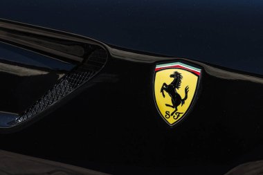 Slovenya, Ljubljana - 10 Mayıs 2024: Siyah Ferrari 599 lüks spor araba