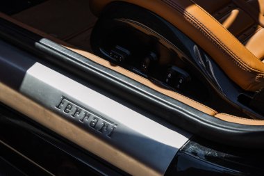 Slovenya, Ljubljana - 10 Mayıs 2024: Siyah Ferrari 599 lüks spor araba iç mimarisi