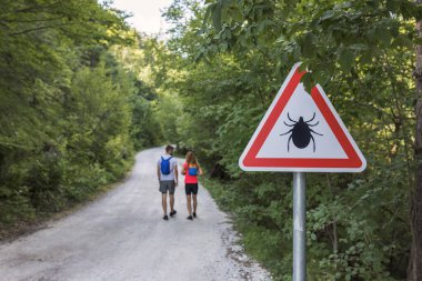 Tehlike işaretli kene bulaşmış bölge. Kene ve lyme hastalığı riski.