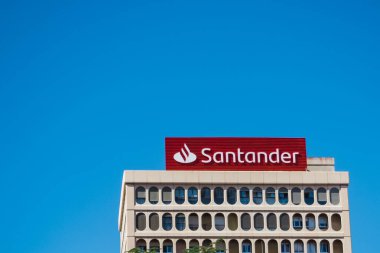 İspanya, Santa Cruz - 1 Kasım 2023: Santander, İspanyol banka logosu