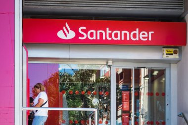 İspanya, Santa Cruz - 1 Kasım 2023: Santander, İspanyol banka logosu
