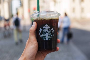 İtalya, Milano - 12 Mayıs 2022: Starbucks logolu buzlu kahve bardağı