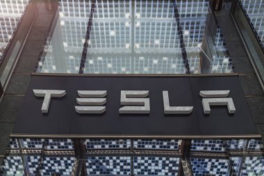 İtalya, Milano - 13 Mayıs 2022: Tesla logosu elektrikli araçlar mağazasının girişinde