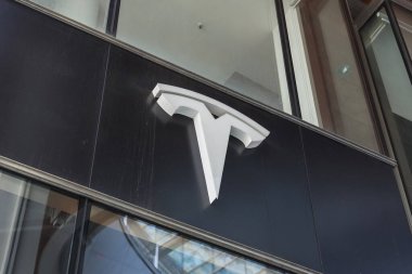İtalya, Milano - 13 Mayıs 2022: Tesla logosu elektrikli araçlar mağazasının girişinde