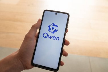 Slovenya, Ljubljana - 1 Şubat 2025: Alibaba tarafından geliştirilen akıllı telefon ekranında Qwen AI logosu sergilendi