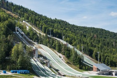 Planica Slovenya 'da yaz aylarında kayakla atlayan tepeler
