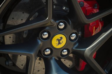 Slovenya, Ljubljana - 22 Şubat 2025: Kırmızı Ferrari F8 Tributo lüks spor araba jantları