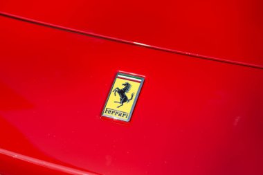 Slovenya, Ljubljana - 22 Şubat 2025: Kırmızı Ferrari F8 Tributo lüks spor araba logosu
