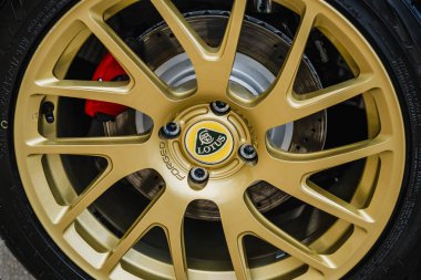 Slovenya, Ljubljana - 17 Şubat 2025: Lotus Elise 250 CUP lüks spor araba jantları