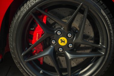 Slovenya, Ljubljana - 22 Şubat 2025: Kırmızı Ferrari F8 Tributo lüks spor araba jantları