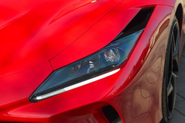 Slovenya, Ljubljana - 22 Şubat 2025: Kırmızı Ferrari F8 Tributo lüks spor araba