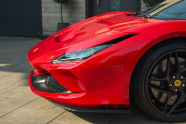 Slovenya, Ljubljana - 22 Şubat 2025: Kırmızı Ferrari F8 Tributo lüks spor araba