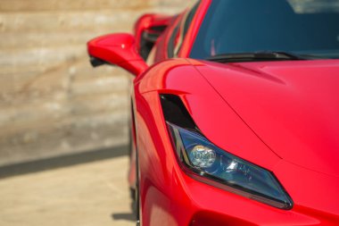 Slovenya, Ljubljana - 22 Şubat 2025: Kırmızı Ferrari F8 Tributo lüks spor araba