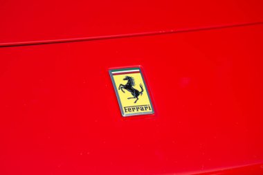 Slovenya, Ljubljana - 22 Şubat 2025: Kırmızı Ferrari F8 Tributo lüks spor araba logosu