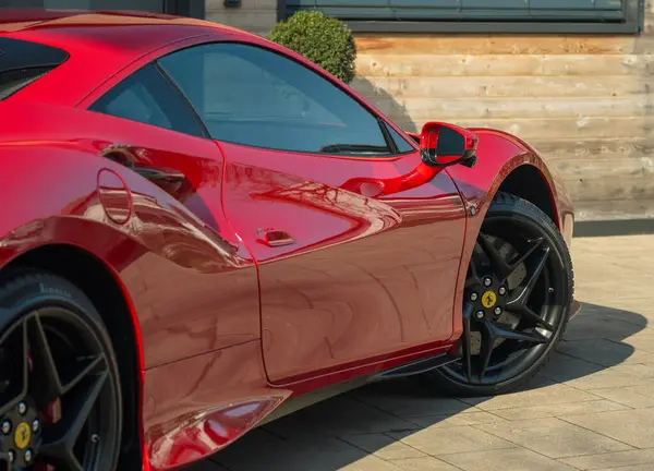 Slovenya, Ljubljana - 22 Şubat 2025: Kırmızı Ferrari F8 Tributo lüks spor araba