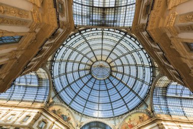 İtalya, Milano - 12 Mayıs 2022: Cam kubbeli ikon mimari inşaatı Vittorio Emanuele II