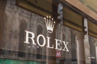 İtalya, Milano - 15 Mayıs 2022: Rolex İsviçreli lüks saat mağazası tabelası sokakta