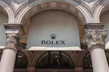 İtalya, Milano - 15 Mayıs 2022: Rolex İsviçreli lüks saat mağazası tabelası sokakta