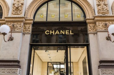 İtalya, Milano - 12 Mayıs 2022: Chanel lüks moda logosu