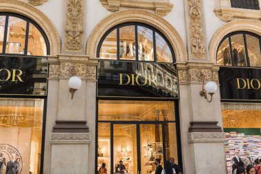 İtalya, Milano - 12 Mayıs 2022: Dior lüks moda ve güzellik markası logosu