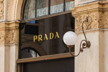 İtalya, Milano - 12 Mayıs 2022: Prada lüks moda logosu