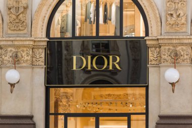 İtalya, Milano - 12 Mayıs 2022: Dior lüks moda ve güzellik markası logosu
