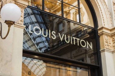 İtalya, Milano - 12 Mayıs 2022: Louis Vuitton lüks moda logosu
