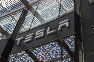 İtalya, Milano - 13 Mayıs 2022: Tesla logosu elektrikli araçlar mağazasının girişinde